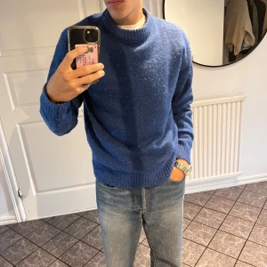 Stickad tröja - Säljer min stickade tröja från Jack and Jones. Den är i storlek xs men passar även S och M för den är så stretchig. Den är lite nopprig men inget man tänker på. Kom gärna med prisförslag!