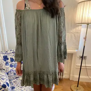 Grön klänning med broderi och spetsdetaljer. Klänningen går att både ha offshoulder, oneshoulder eller vanilgt!💕💕 