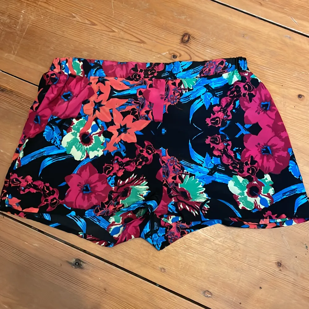 Ett par blommiga shorts. Väldigt luftiga. Har resor band så är väldigt stretchy. . Shorts.