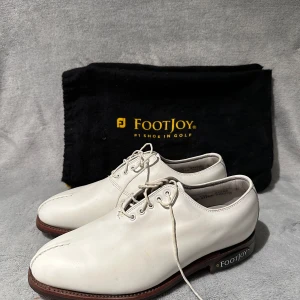Footjoy golfskor - Säljer mina nästintill nya footjoy classics golfskor vattensäkra till ett bra pris! Ny pris på skorna är 3800 och mitt är 2999! 