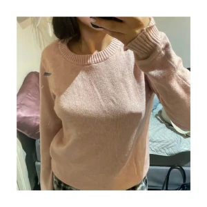 Mysig tröja  - Mysig tröja från Vila. Fint skick, inte nopprig. Observera att fläcken på bilden är på min spegel och inte en defekt på tröjan!💕💕