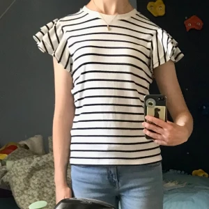 Randig topp från Holly & Whyte - Säljer en superfin randig topp från Holly & Whyte by Lindex. Matrialet är ribbat och väldigt mjukt! Endast använd två gånger. Säljer då det inte är min stil längre.