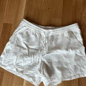 Säljer dessa linne shorts från hm som har används en gång! verkligen super sköna!!!🥰