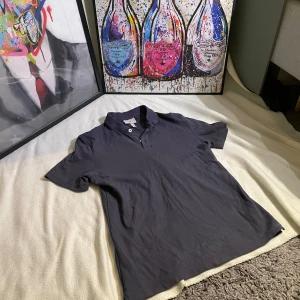 Grå kortärmad pikétröja från H&M - Säljer nu denna piké från hm då jag inte använder den något längre, storlek: s, kom dm vid minsta fråga eller fundering!.