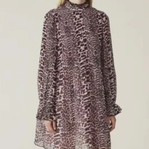 Ganni klänning  - Klänning från Ganni.  Storlek: 38 Material: Polyester Helt ny, med prislapp kvar.