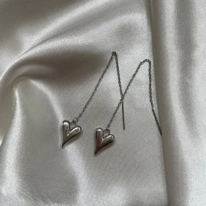 Alaia earrings  - 45kr per par 🩷 kika gärna in de andra annonserna som jag lagt ut för liknande smycken🌸