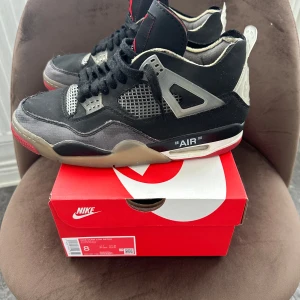 Off white X Jordan 4 ”bred” - Säljer nu mina Off white X Jordans Str 43 Använd skorna typ 4 gånger 