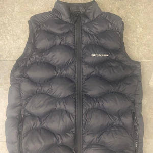 Peak Performance väst - Säljer min feta väst i storlek 170/S den är i perfekt skick och har knappt använts skriv vid mer funderingar 😁