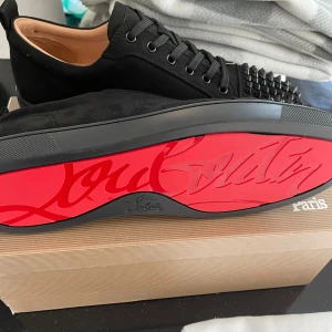 Loubs spikar  - Tja! Säljer nu mina loubs med spikar! De är aldrig använda då de var för små för mig. Köpta på plick så kan ej garantera äkthet, också därför ja inte kan lämna tillbaka de. Pris ej fast vid en snabb affär! Bara att skriva vid frågor! 4 spikar ingår! 