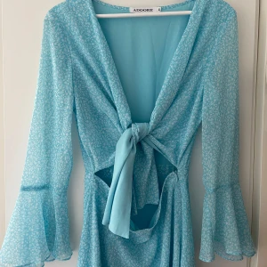 Adooreklänning - En otrolig blå klänning från Adoore, endast använd en gång! Storlek 36