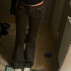 Jenans - Ett par smuts svarta/gråa jeans från Gina tricot i storlek xxs kommer inte till användning längre men är i fint skick Skriv för fler bilder!💗