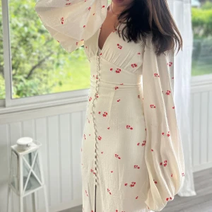 Positano Dress - Säljer min sparsamt använda adoore klänning i stl 34 , endast använd på midsommar❤️❤️köpt på hemsidan för 1800kr,  Perfekt på studentmottagning eller liknande! Hör av er vid frågor eller liknande🤗🤗