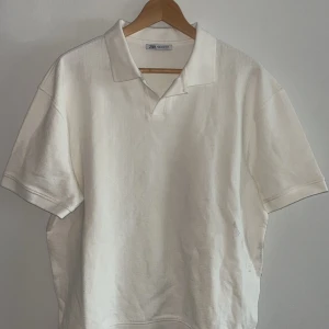 Piketröja från Zara - Säljer nu denna Piketröja ifrån Zara helt oanvänd då jag aldrig använt den och känner att det inte riktigt är min stil.  Nypriset på den är 349kr Mitt pris: 200kr