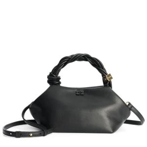 Ganni small bao bag black  - Säljer en Ganni Small Bao Bag. Köp i våras i Ganni butiken vid Norrmalmstorg!! Fint skick!! 💕 svart färg! Möts upp i Stockholm eller kan frakta spårbart 