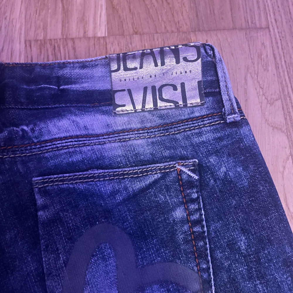 Evisu jeans modell straight men ser bootcut ut köpta för 700kr använd 1-2 gånger. Bra material ganska stretchig så passar mig 32-34 så skulle säga storlek 34💗 Priset kan diskuteras skriv privat för fler bilder💗. Jeans & Byxor.