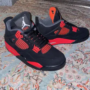 Air jordan 4 ”Red Thunder” storlek 41. Skick 10/10. Boxen till skorna finns också.