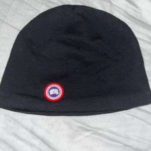 Canada goose mössa - Super skön och varm, helt oanvänd. Pris kan diskuteras vid snabb affär.