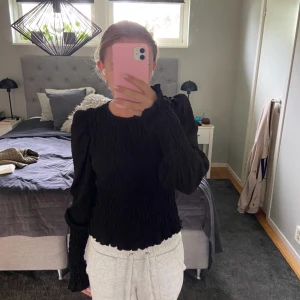 Topp från ginatricot  - Svart topp från Gina, bra skick, knappt använd 