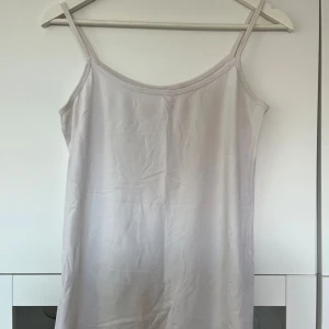 Basic linne - H&M  - Säljer ett basic vitt linne i storlek L från H&M. Använt hyfsat mycket med i bra skick! 