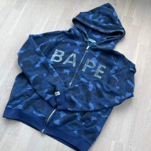 As najs bape zip i size M! Enastående skick med tanke på dess ålder (2001), priset är diskuterbart, kom DM vid frågor!😉🙈 