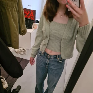 Linne och kofta - Säljer detta fina set från & other stories. Färgen är mintgrön och det är i lite ribbat nästan "filtmaterial". 