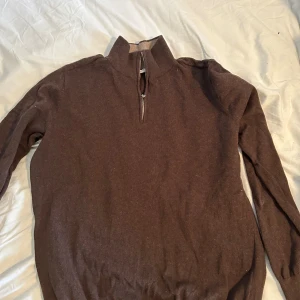 John Henric tröja - Säljer denna då jag inte använder den. Använd 3 gånger  Nypris 900kr