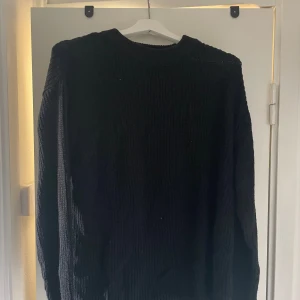 NA-KD svart tröja, storlek L  - NA-KD svart tröja, storlek L Snygg svart stickad tröja med rund halsringning. Tröjan är i en mjuk och skön kvalitet.