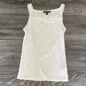 Linne - Vitt linne med fina detaljer vid kragen