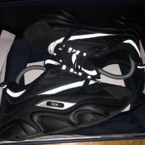 dior b22  - Svarta dior b22 är i okej skick har haft dom ungefär 3 månader kommer med box