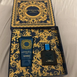 Versace gift set  - Verasce gift set med en verasce Eros parfym med 30 ml / 28 ml kvar typ och shower gel