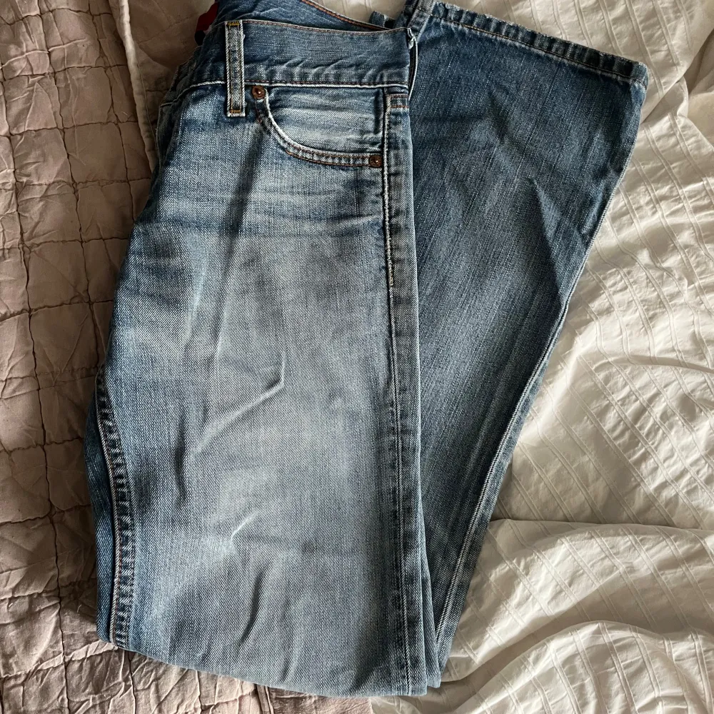 Botcut Levis jeans som tyvärr är för små, har en liten defekt som syns på sista bilden💕. Jeans & Byxor.