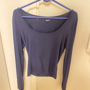 Ginatricot soft touch jersey  - Gina soft touch jersey i mörk/marinblått. Tråden har gått av lite och gjort så att en liten del där de vikt in tröjan vid midjan när de sytt inte är ihop sydd längre. Annars är allt som det ska vara.