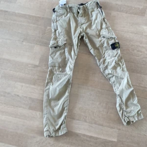 Stone island byxor - Säljer ett par stone island byxor. Byxorna köptes in från Nk och nypris är 2000-3000 kr. 