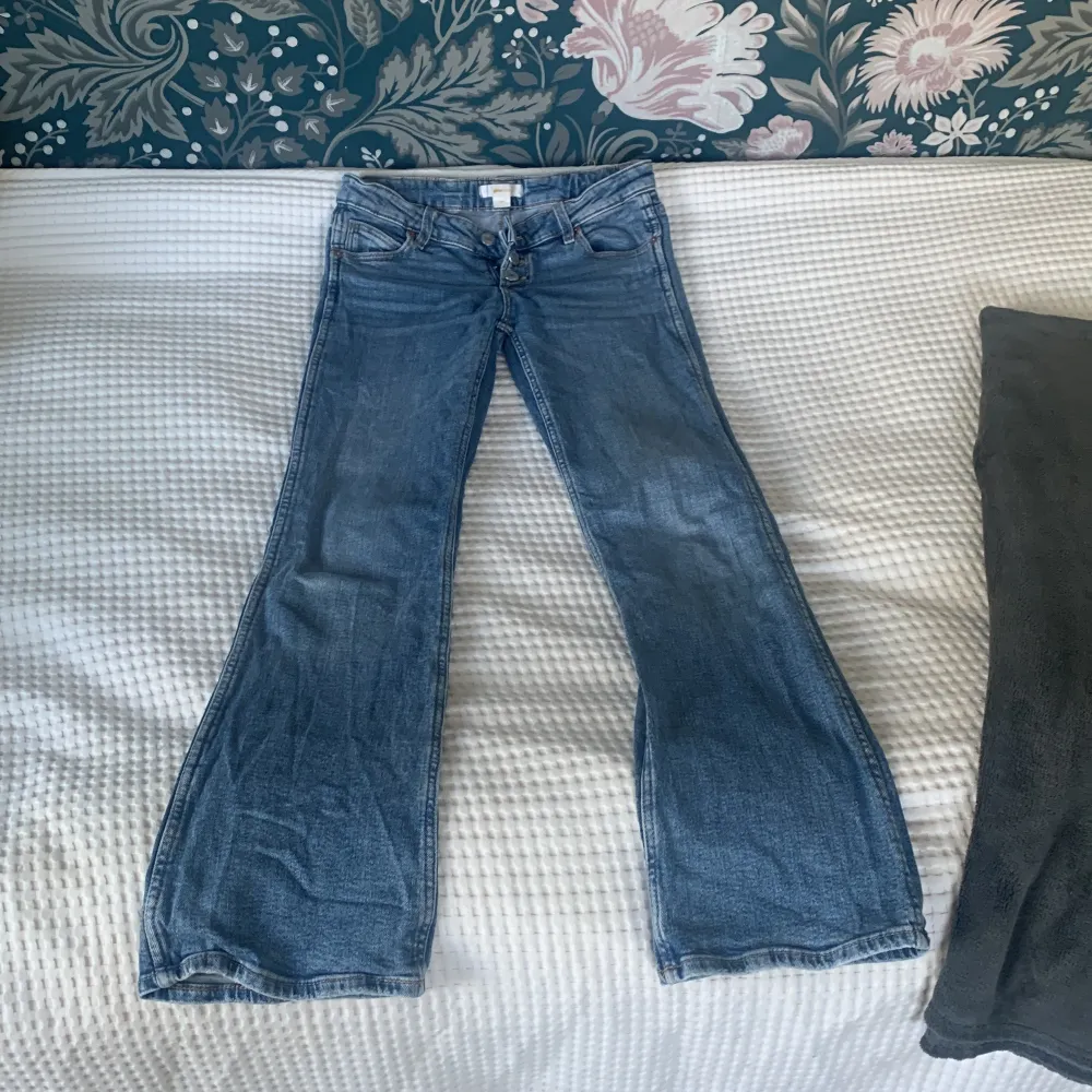 Säljer dessa snygga bootcut lowaist jeans från Gina tricot, i storlek 146. Säljer då de är för korta för mig🥰 hör av er om ni är intresserade, tvättas innan jag postar❤️💞. Jeans & Byxor.