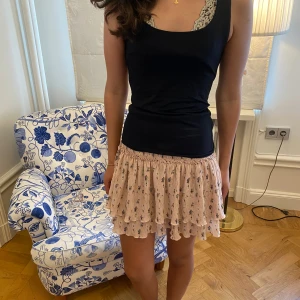 Jättesöt somrig kjol😍 - Så fin rosa sommarkjol, något insydd i midjan men syns ej utanpå, sitter som en S💞