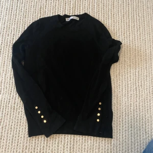 Zara tröja svart stickad - Hej jag säljer den här perfekta höst tröjan ifrån zara. Den är köpt för ca 400kr och säljer för ett bra pris! Den har inte heller några defekter. Kontakta vid fundering ❤️❤️ Pris kan diskuteras! 