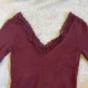 stickad Tröja - Stickad vinröd tröja från h&m. Inga noppror och som ny i kvalite
