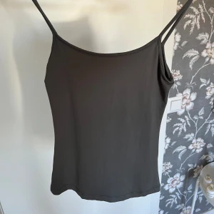 Linne hm - Jättefint skönt linne från Hm, säljer då jag aldrig använt det!  Inga defekter alls och är i nyskick💕Storlek xs men passar även S eftersom de är väldigt strechit material 