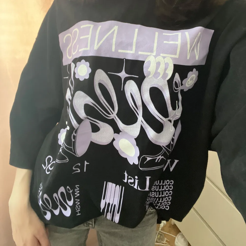 Oversized T-shirt med logo, strl XS men väldigt stor och lång i storlek skulle passa som S/M. Helt oanvänd i bra skick.. T-shirts.