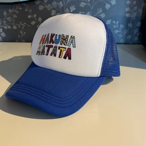 Trucker keps  - Helt ny trucker keps  Med texten Hakuna Matata