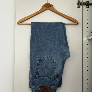Jeans  - Mörk grå och blå Jeans från Levis och Lee stl S:400kr
