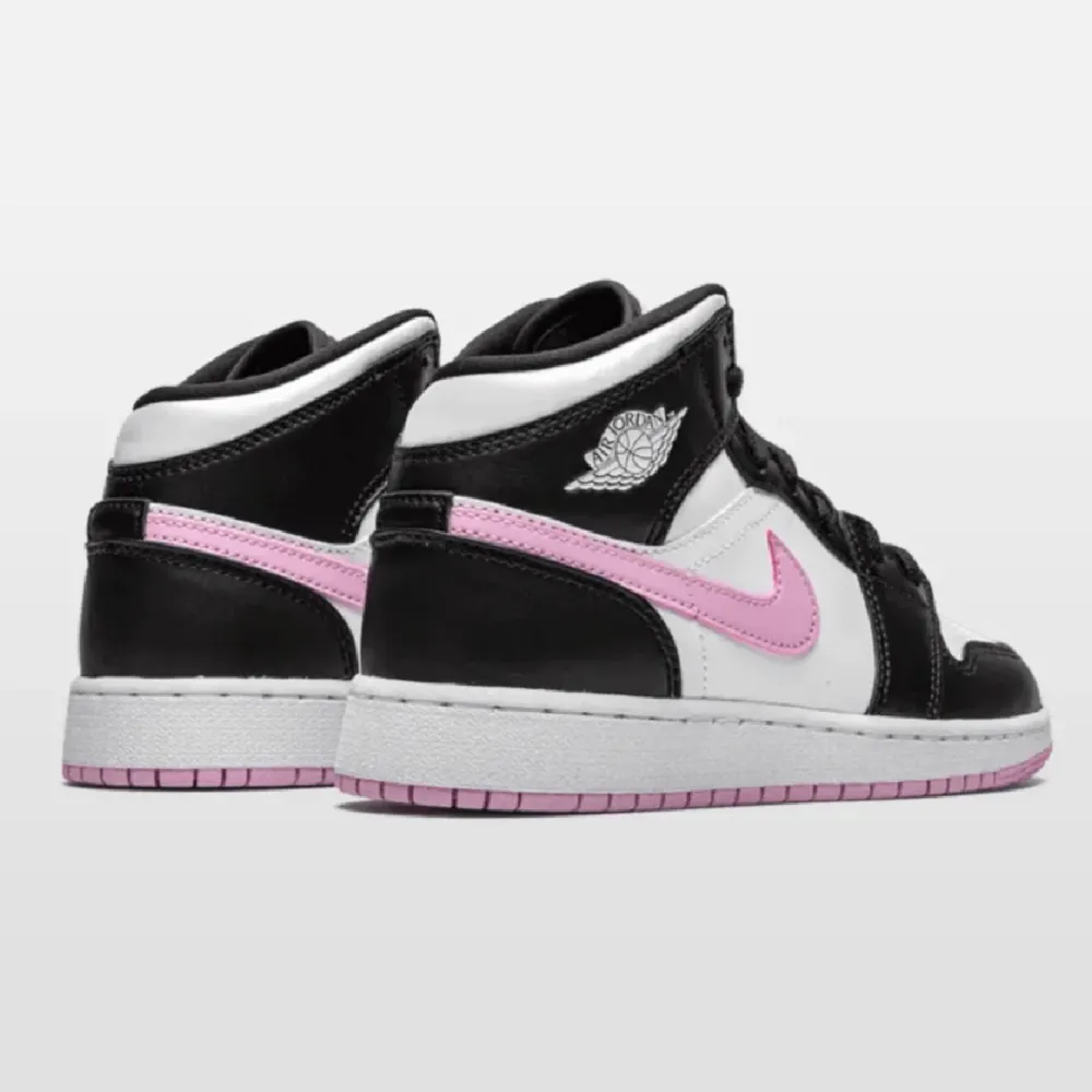 Säljer nu mina Jordans då dom inte kommer till användning. Dom är i bra skick och använda ett fåtal gg. Skriv mer för frågor eller bilder! Pris är diskuterbart (nypris ca 3500). Kengät.