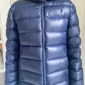 Ralph Lauren jacka, mkt fint skick. Färg; blå i storlek 12-14 år (eller barnstorlek L). Dam xs.  Dragkedjan på en utav fickorna har hoppat ur men skulle tro att det fixas lätt hos en skräddare eller annan kunnig.   Säljes pga att dottern växt ur den.