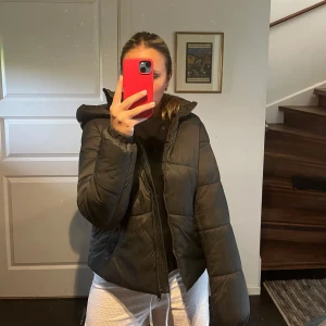 vinterjacka  - mörkgrön dunjacka från vero moda!🩷köpt förra vintern, väldigt lite använd så superbra skick! stor supergosig luva! storlek s. skriv vid funderingar. är öppen för prisförslag vid snabb affär