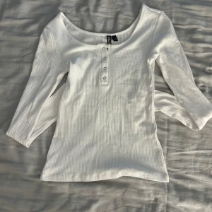 Tröja  - Vit långärmad tröja med knappar som man kan knäppa upp, aldrig använd   Pris kan diskuteras!