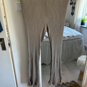 Byxor - Sköna mjuka ribbade byxor med lite volang nertill samt liten slits. Sitter väldigt fint på kroppen, är nån liten fläck baktill på dom (se bild) men inget jag tänkt på. Stretchiga!