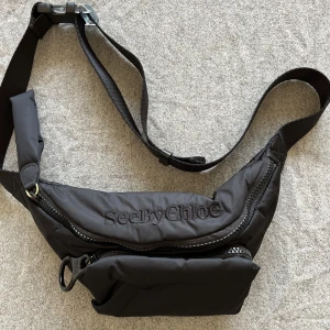 See by Chloé magväska crossbody  - Helt ny fin crossbody / magväska från See By Chloe.  Joy Rider Belt Bag  Nypris 2500 kr Fina detaljer och stort bra spänne.  W 35. H 15. D 8 Band 65