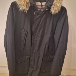 Woolrich vinter jacka - Denna vinterjacka från Woolrich i storlek (S) är i utmärkt skick, vilket gör den till ett perfekt val för den kommande säsongen.Med minimalt slitage och inga synliga skador är denna jacka redo att hålla dig varm och stilfull under vintern.