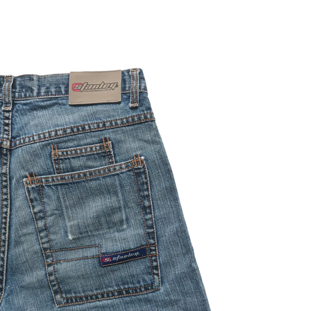 ⭐asfeta baggy jorts met en light wash. dma för mått o fler bilder. Asbra condition förutom en liten blå färg fläck på frambenen som man ser i bilderna⭐📸 . Jeans & Byxor.