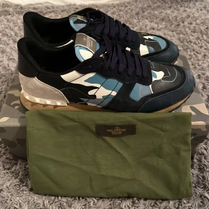 Valentino rockrunners - Tja, säljer dessa feta rockrunners i en denna unika colorway. De har används väldigt sparsamt och är i bra skick(8/10). De är one to one och har en mindre defekt på höger toecap(Se sista bilden). Priset är ej hugget i sten och kan tänka mig ett byte.